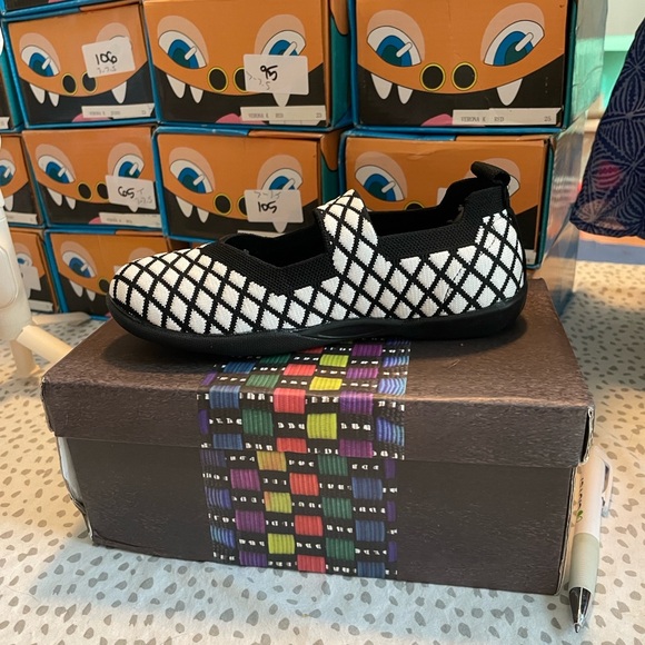 bernie mev. Other - Berni Mev Stylish Black and White Cuddly K Kids Shoes size 13.5 girls NIB